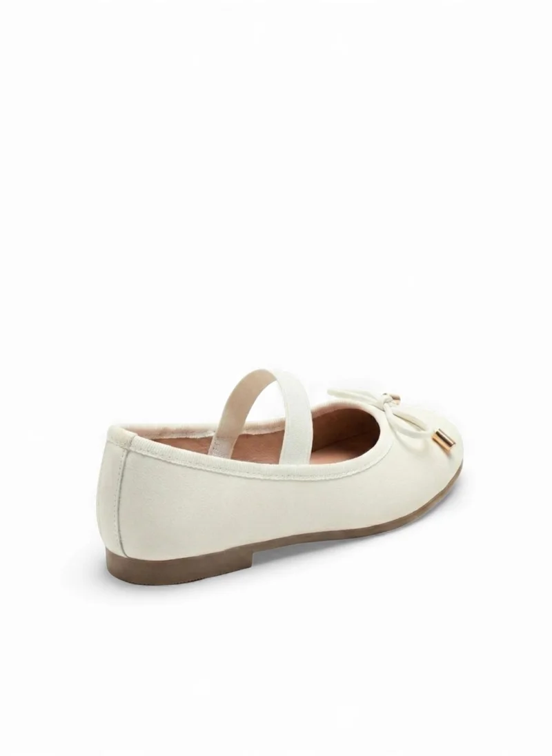 Geoomnii White Junior Girls’ Closed Flat Shoes – Comfortable, Lightweight & Everyday Wear for Women | Best Price UAE